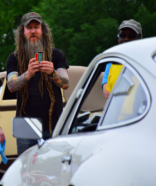 Illustration for article titled Porsche Paparazzi spot Magnus Walker Driving 911 STR ll into Concours